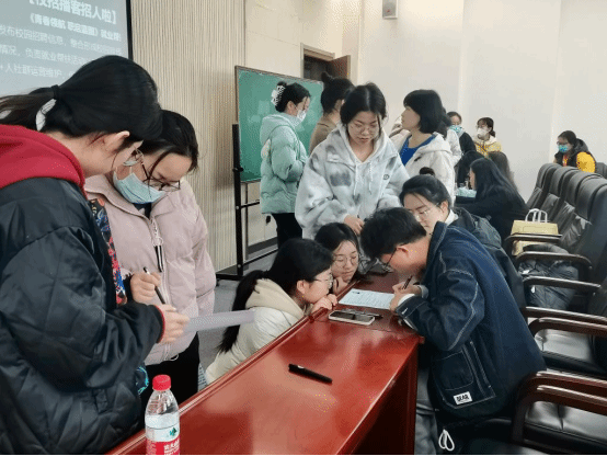 Our college held a career planning and resume revision activity themed "Youth Navigation, Career Initiation Blueprint" for the 2023 undergraduate graduating class.